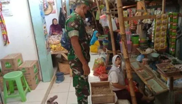 Koramil 0820/23 Gading Pantau Pasar, Jaga Stabilitas Harga dan Pasokan Minyak Goreng
