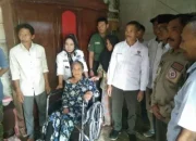 Neneng Rohani Dampingi Baznas Salurkan Bantuan Kursi Roda di Pekon Kota Agung