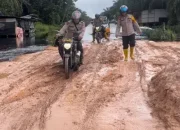 Lewati Jembatan Rapuh dan Berlumuran Lumpur, Polsek Siak Kecil Jumpai Gen Z Sosialisasikan Pemilu Damai