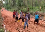 Bermandikan Lumpur, Kapolsek Pinggir Siarkan Cooling System Pemilu Damai 2024 dengan Bergotong Royong