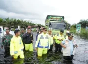 Lokasi Banjir Desa Kemang, Kapolda Riau Arungi Banjir Serahkan Bantu untuk Masyarakat