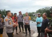 Terjun ke Lokasi Banjir di Kecamatan Siak Kecil, Kapolres Bengkalis Pastikan Keamanan Logistik Pemilu 2024