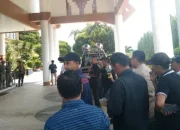 Wartawan dan LSM mengadakan Aksi Damai di Depan Kantor Bupati Tanggamus