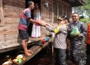 Turun ke Lokasi Banjir, Wakapolres Kepulauan Meranti Serahkan Bantuan Sembako untuk Warga