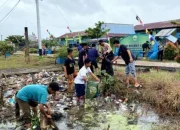 Kapolsek Kateman Bersih – Bersih di Lingkungan Ponpes Darul Rahman Desa Air Tawar