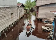 Sosialisasikan Pemilu Damai, Bhabinkamtibmas Polsek Kateman Sapa Masyarakat Disepanjang Sungai Simbar