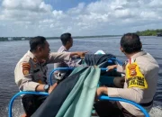 Gunakan Speedboot, AKP Ermanto Sampaikan Pemilu Damai 2024 di Desa Sungai Guntung
