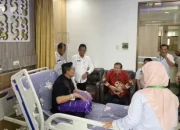 H Amril Mukminin Besuk Kadis Kominfotik Bengkalis Yang Sedang Dirawat RSUD