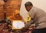 Terima Sertifikat Rehap Rumah, ibu Khozizah Terharu atas Kepedulian Polres Meranti dan R-Comunity
