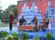 Semarak Tiga Tahun Kepemimpinan Kasmarni-Bagus Santoso, Diskominfotik Gelar Podcast di Lapangan Tugu 