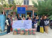 Sejumlah Mahasiswa STAI Nurul Hidayah Selatpanjang Bagikan Bantuan Sosial
