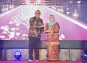 Dikenal dengan Program Bermasa, Bupati Kasmani Terima Penghargaan Cakaplah Award 2024