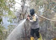 Bersama Tim, Kapolres Meranti Padamkan Karhutla Rangsang dan Tebing Tinggi Barat