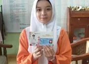 Program Kado Ku: Pj Walikota Pekanbaru Langsung Serahkan KTP Warga