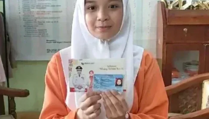 Program Kado Ku: Pj Walikota Pekanbaru Langsung Serahkan KTP Warga