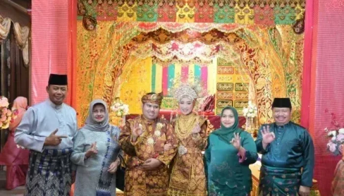 Tepuk Tepung Tawar Arsya dan Tiara, Bupati Kasmarni Selenggarakan Prosesi Ngunduh Mantu