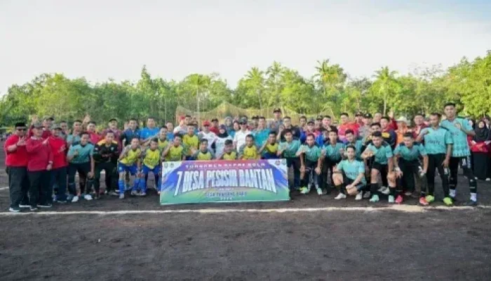 Buka Turnamen Sepakbola 7 Desa Pesisir, Ini Pesan Bupati Kasmarni