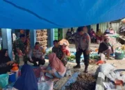 Aksi Unik Kapolsek Rokan IV Koto: Himbauan Kamtibmas Dibalut Hiburan di Pasar Rokan