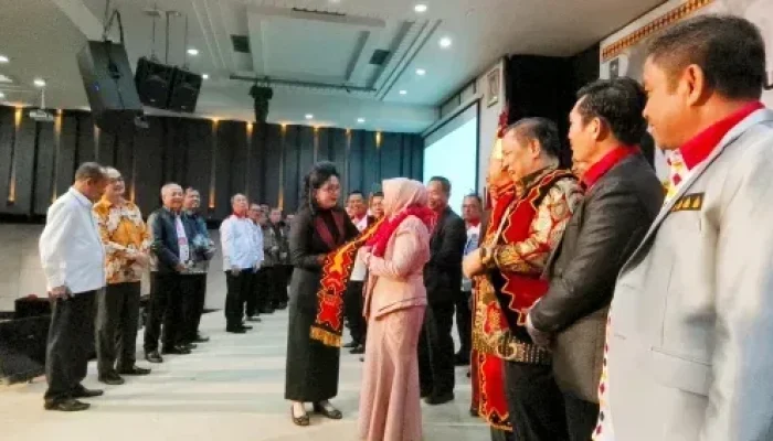 Ida Yulita Susanti Dapat Perhagaan Seelendang Suku Nias, Momen Penuh Dukungan