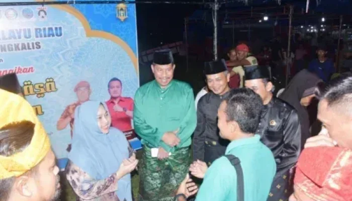 Salurkan 50 Paket Sembako, Bupati Kasmarni Apresiasi DPD LMR Bengkalis