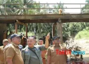 Bupati Rohul Tinjau Kerusakan Jembatan Sungai Klubi, Komitmen Percepatan Perbaikan
