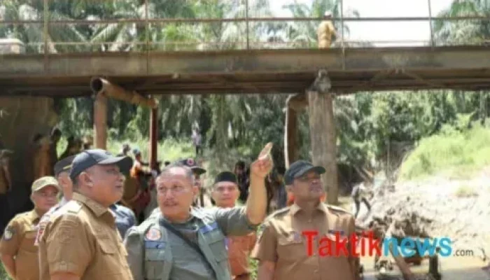 Bupati Rohul Tinjau Kerusakan Jembatan Sungai Klubi, Komitmen Percepatan Perbaikan