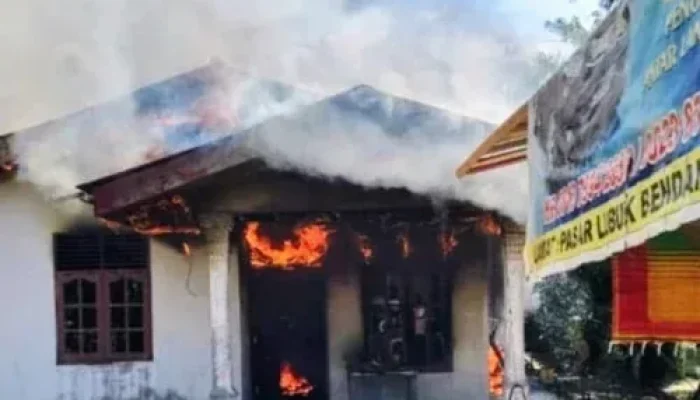 Rumah Warga di Lubuk Bendahara Ludes Lalap Si Jago Merah dan Kerugian Capai Rp 200 Juta