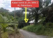 Kabel Listrik Tegangan Tinggi Melintang di Jalan Sekolah, PT PLN UP3 Pekanbaru Dinilai Abaikan Keselamatan Warga