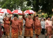 Bupati & Wabup Rohul Ikut Jalan Kaki 4 Km, Penampilan Memukau di Pawai Ta’aruf MTQ ke-43 Riau Curi Perhatian