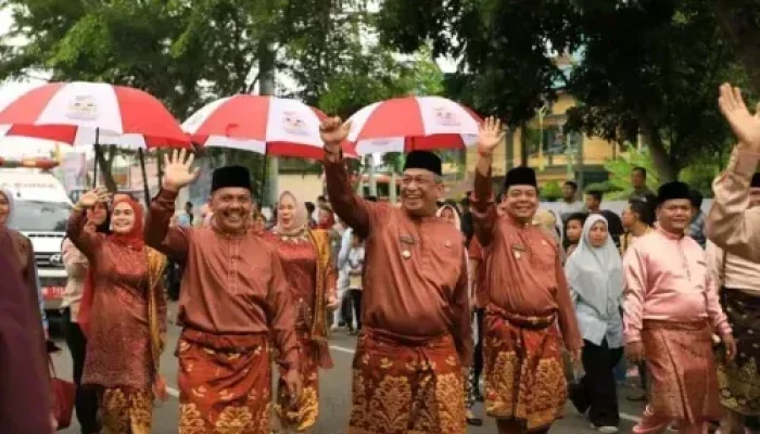Bupati & Wabup Rohul Ikut Jalan Kaki 4 Km, Penampilan Memukau di Pawai Ta’aruf MTQ ke-43 Riau Curi Perhatian