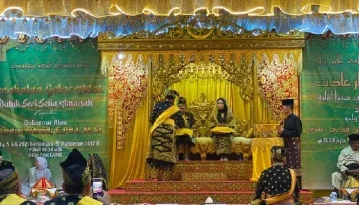 Hadiri Penabalan Datuk Seri Setia Amanah Gubri Abdul Wahid, Bupati Kasmarni Ucapkan Selamat dan Tahniah