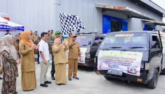Bupati Kasmarni Lepas Penyaluran 489 Ton Beras Bantuan untuk 23.996 Keluarga