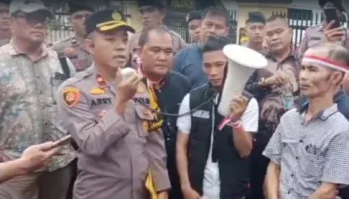 Massa Geruduk Polda Riau, Tuntut Penetapan Hondro sebagai Tersangka