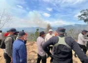 Wakapolda Riau dan Bupati Rohul Terjun Langsung Padamkan Karhutla di Menaming