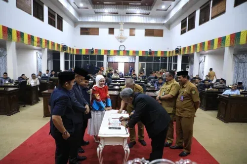DPRD Rohul Sahkan APBD-P 2025 Rp 2,05 Triliun: Fokus Percepatan Pembangunan dan Pelayanan Publik