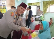 Jumat Berkah, Puluhan Warga Kurang Mampu Terima Bantuan Sembako