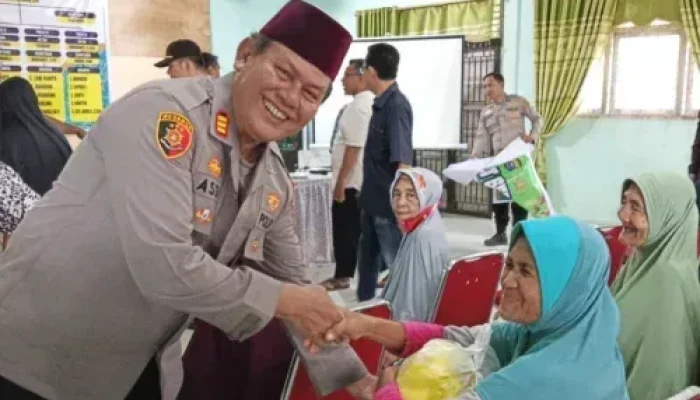 Jumat Berkah, Puluhan Warga Kurang Mampu Terima Bantuan Sembako