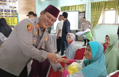 Jumat Berkah, Puluhan Warga Kurang Mampu Terima Bantuan Sembako
