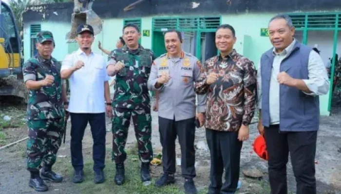 Pasca Kebakaran Asrama Pancasila, Wako Pekanbaru Turun Langsung Bersihkan Puing