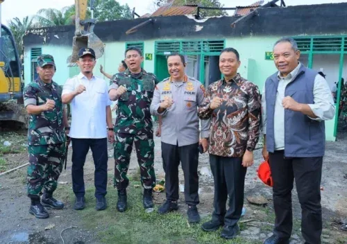 Pasca Kebakaran Asrama Pancasila, Wako Pekanbaru Turun Langsung Bersihkan Puing