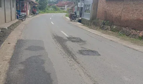 Baru Sebulan Dikerjakan, Jalan Sp.5 Podomoro Pringsewu Sudah Rusak