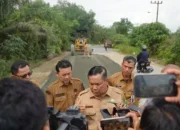Plt Gubri SF Hariyanto Turun ke Siak, Jalan Rusak Jadi Prioritas Perbaikan