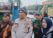 Antisipasi Banjir, Polsek Binawidya Bersihkan Drainase Jalan HR Soebrantas