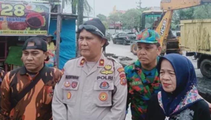 Antisipasi Banjir, Polsek Binawidya Bersihkan Drainase Jalan HR Soebrantas