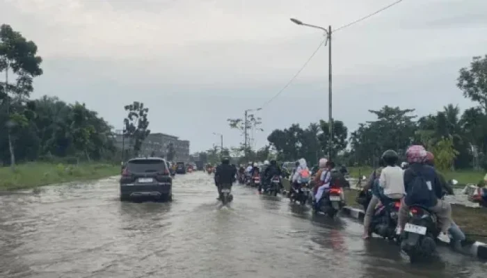 Jalan Sembilang Pekanbaru Terendam, Plt Gubernur Riau Dorong Solusi Permanen