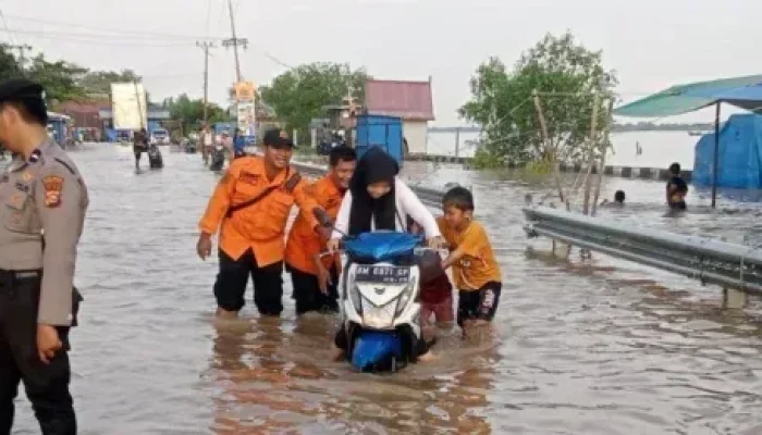Banjir Rob Kembali Rendam Tembilahan, BPBD Riau Siaga Bantuan