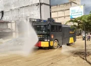 Debu Pascabanjir Mengancam Kesehatan, Polres Aceh Selatan Turunkan Water Cannon