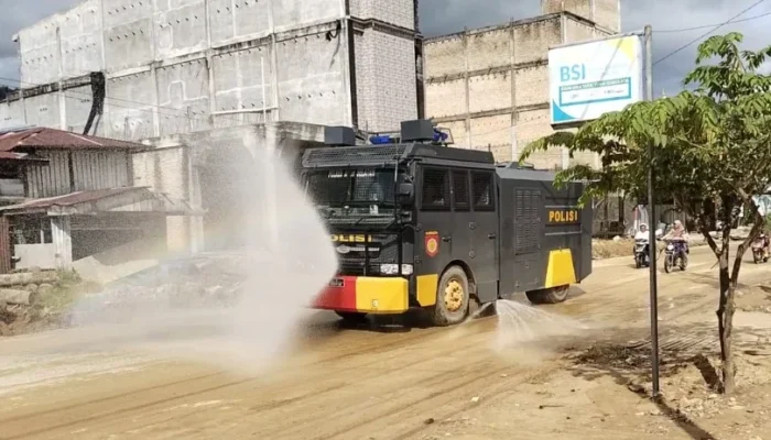 Debu Pascabanjir Mengancam Kesehatan, Polres Aceh Selatan Turunkan Water Cannon