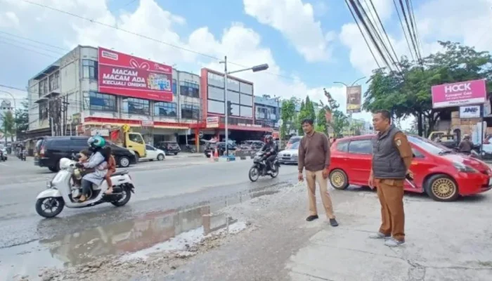 Bahu Jalan Rusak Picu Macet, Pemko Pekanbaru Siapkan Perbaikan Simpang Tuanku Tambusai-Paus