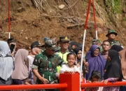 TNI Bangun Jembatan Armco di Malalak, Akses Warga Agam Pulih Pascabanjir Bandang